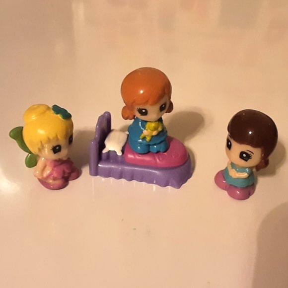 Lot of 7 Squinkies with 3 Pieces of Furniture - Picture 3 of 3